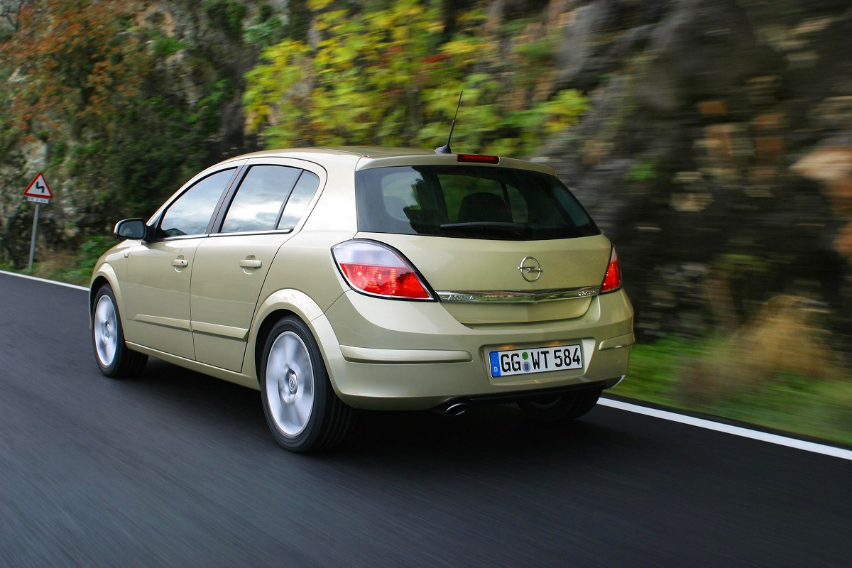 Opel Astra H tył auta